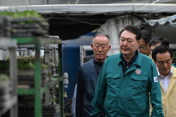 尹锡悦总统于周二访问了位于首尔以南152公里的论山市农场，该地区遭受了严重的暴雨袭击。(联合通讯社)